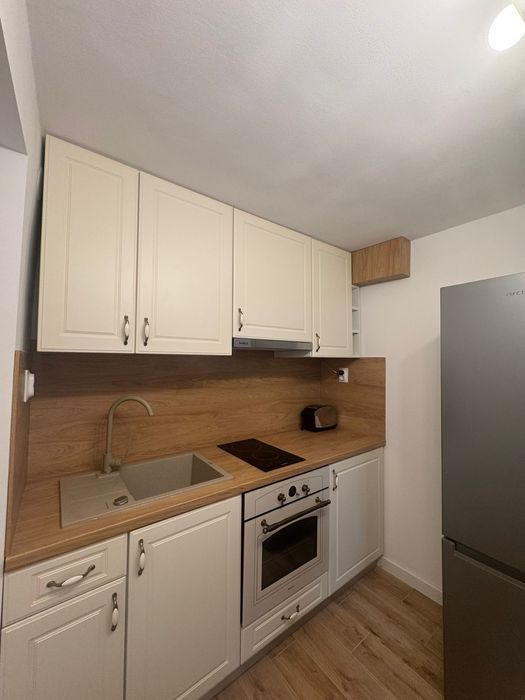 Inchiriez apartament la casa.
