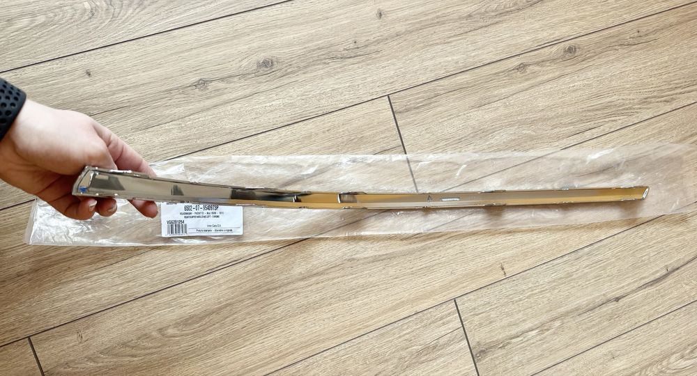 Продавам покривна/защитна лайсна за броня за Volkswagen Passat CC