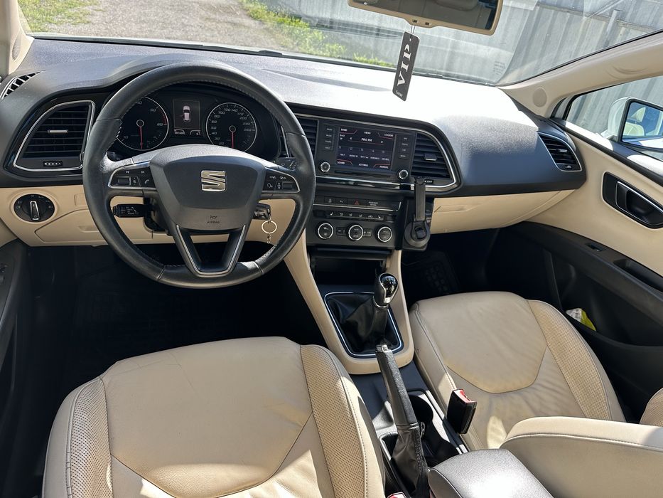 Seat Leon 1.6tdi euro6 fab 2013. Faruri led,interior piele. Usor avariat fata. Se poate deplasa pe orice distanta