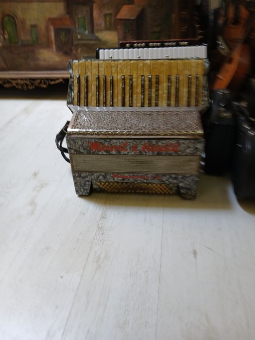 Vand acordeon foarte vechi