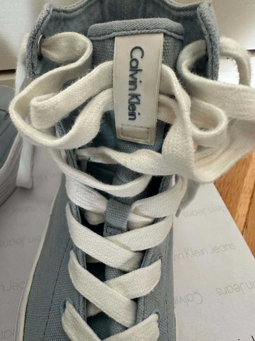 Нова, крайна цена 37 евро! Високи текстилни кецове Calvin Klein Jeans в светлосин деним цвят