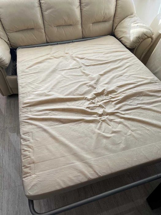 Canapea extensibila din piele, culoare crem.