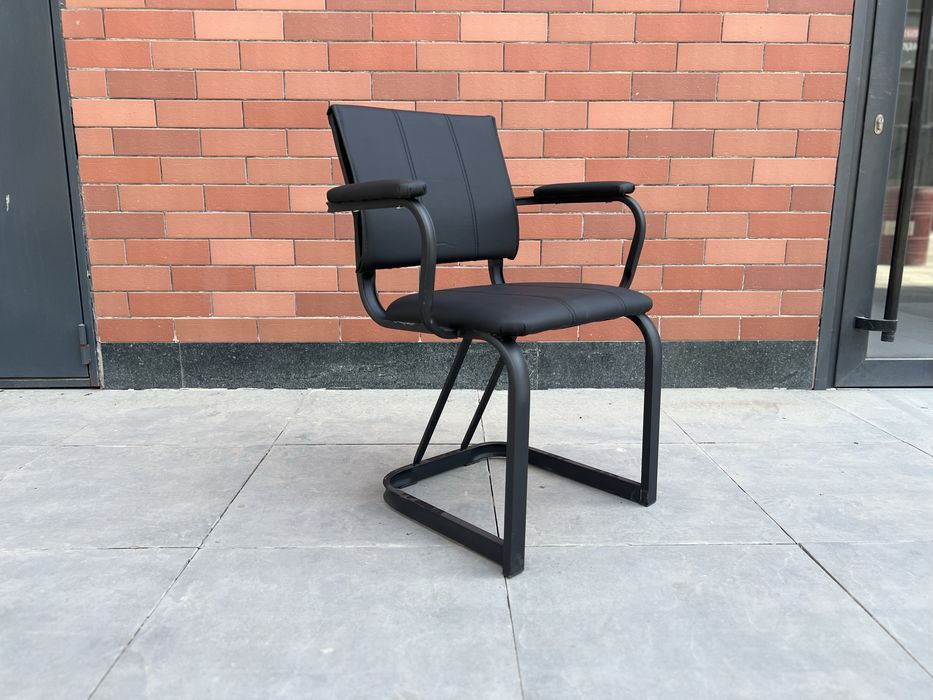 Посетительское кресло wolt является универсальным вариантом