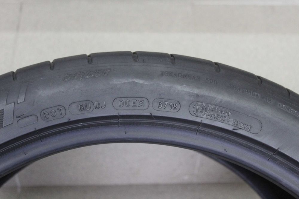 305/35-22 Michelin