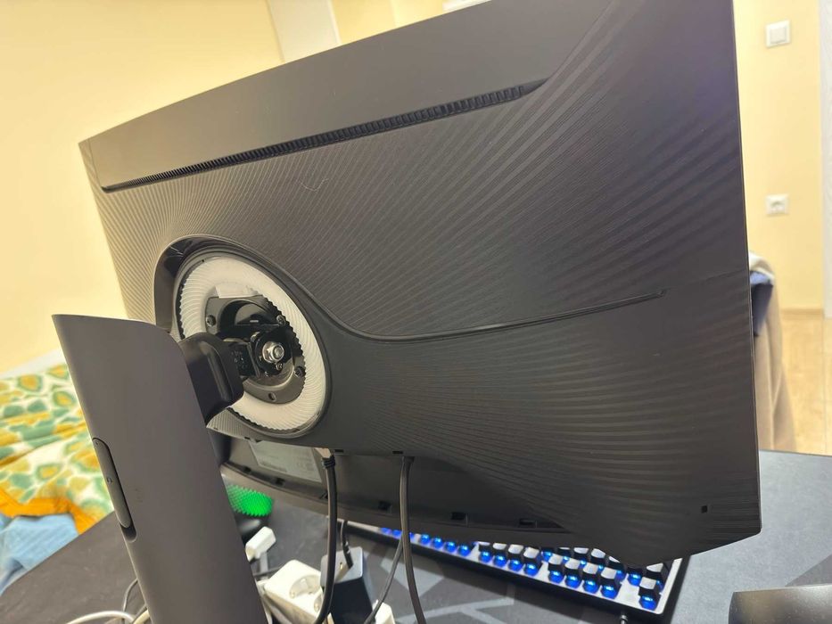 Samsung Odyssey G7, 27", 240hz в Добро Състояние