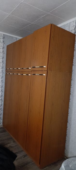 Масивен дървен гардероб