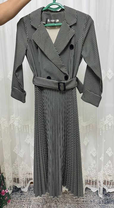 Стильное платье в черно-белую клетку