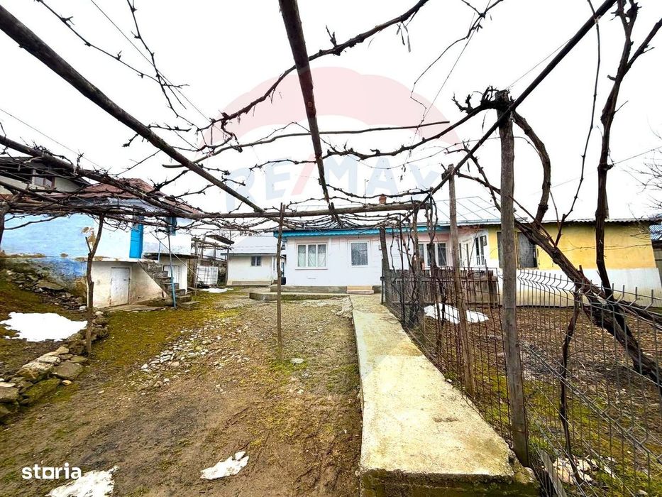 Casă 3 camere de vânzare – Gârleni, sat Lespezi, Str. Frunzei
