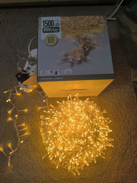Instalație cu lumină caldă (1500 led-uri - 30 m)