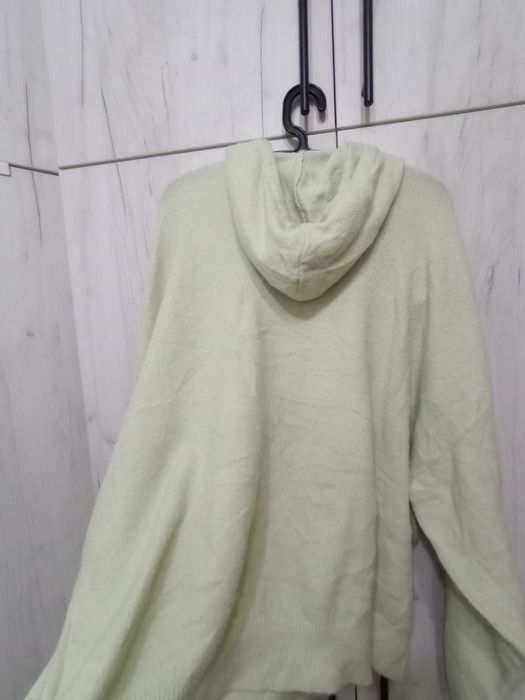 Мек и топъл пуловер с гугла