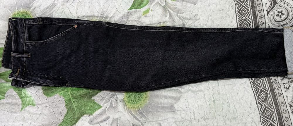 Темный джинсы