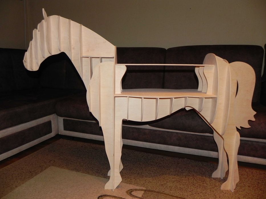 Кон помощна масичка за интериора на дома или партито.