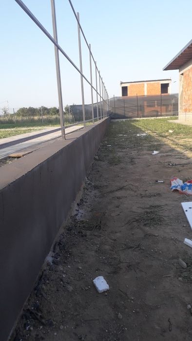 Garduri din sipca metalica si plasa bordurata