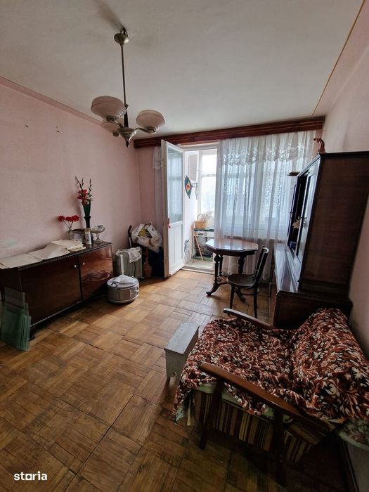 De vanzare apartament cu 3 camere si balcon, etajul 1, zona Spital Nou