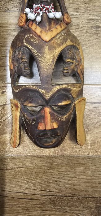 Mască africană din lemn sculptată manual
