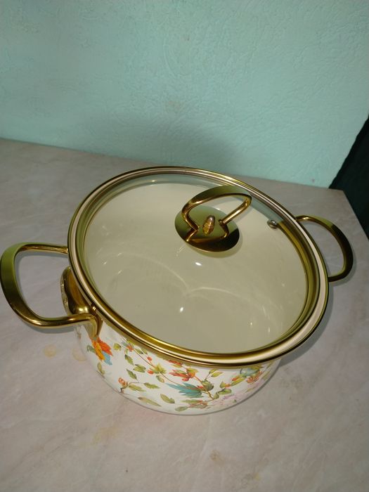 Продам кастрюлю объем 20 см