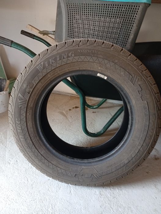Vind două cauciucuri 195 /75 R 16 ceuri