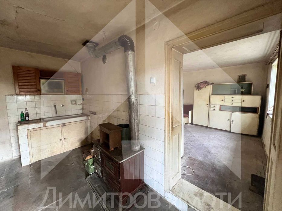 Продаваме самостоятелна тухлена къща в гр. Плиска с двор 1 дка и ГАРАЖ