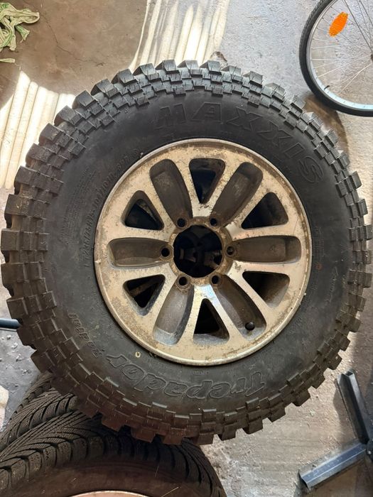 Roti Toyota hilux  R15