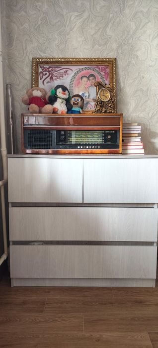 Продаются комод, письменные столы, шкаф