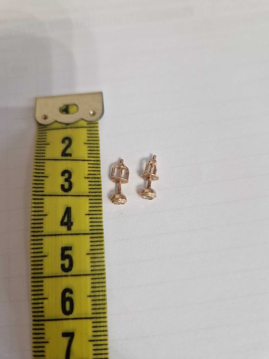 Золотые серьги-гвоздики с бриллиантами