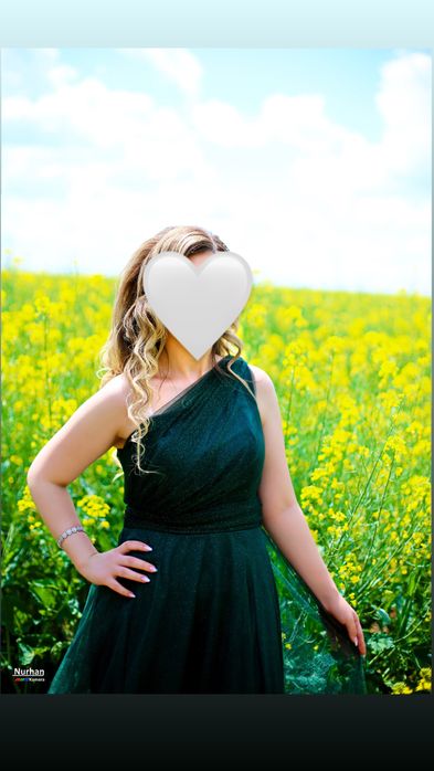 Бална рокля с цепка в тъмно зелено блезтящо