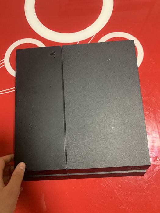 Vand Playstation 4 1 tb  2 manete si 5 jocuri