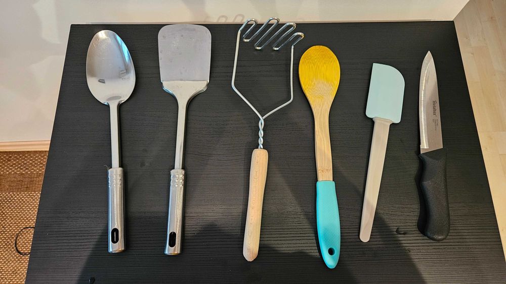 Ustenstile pentru bucătărie (lingură, spatulă, zdrobitor, cuțit)