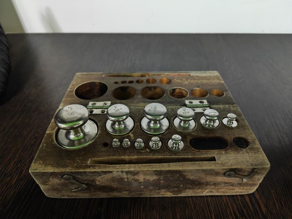 Продам стариные набор гирь