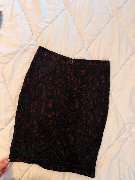 Fusta scurta din dantela neagra