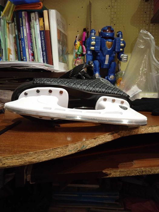 Коньки хоккейные.