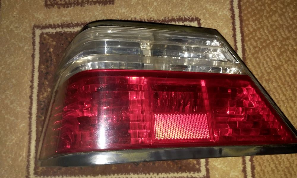 Задний левый фонарь на Мерседес