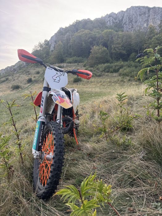 Ktm 250 detali la telefon