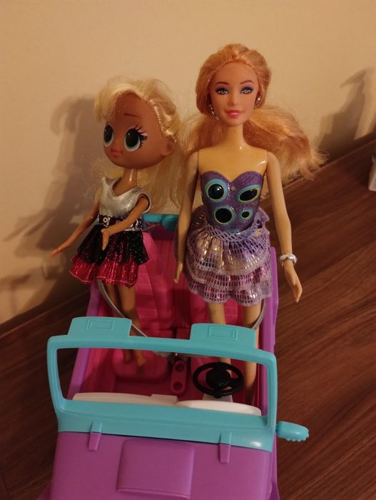 Комплект джип кабрио с 2 кукли тип Барби 
Колата е ползвана много малк