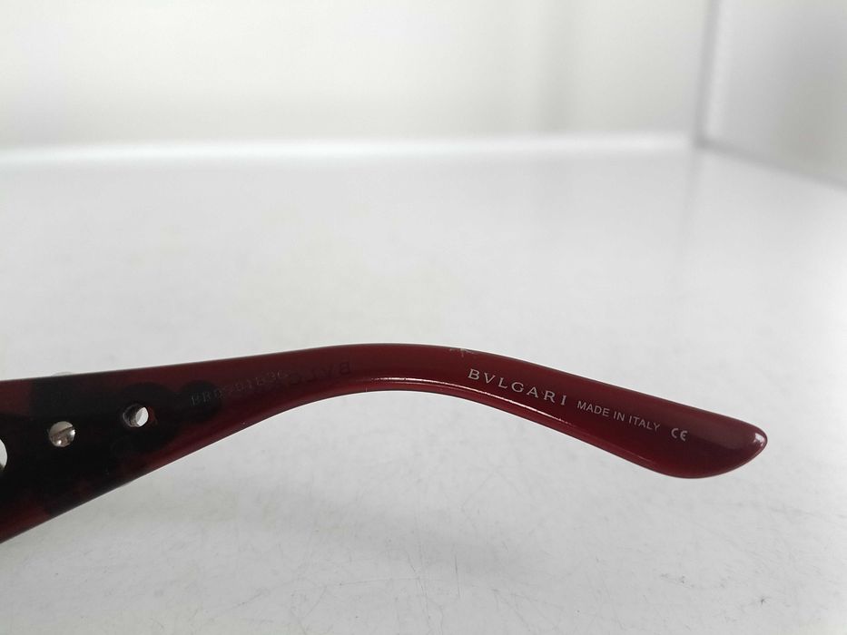 Bvlgari, серия  "Flower"  в цвят бордо. Дръжките са богато украсени с цветя, инкрустирани с розови кристали Swarovski