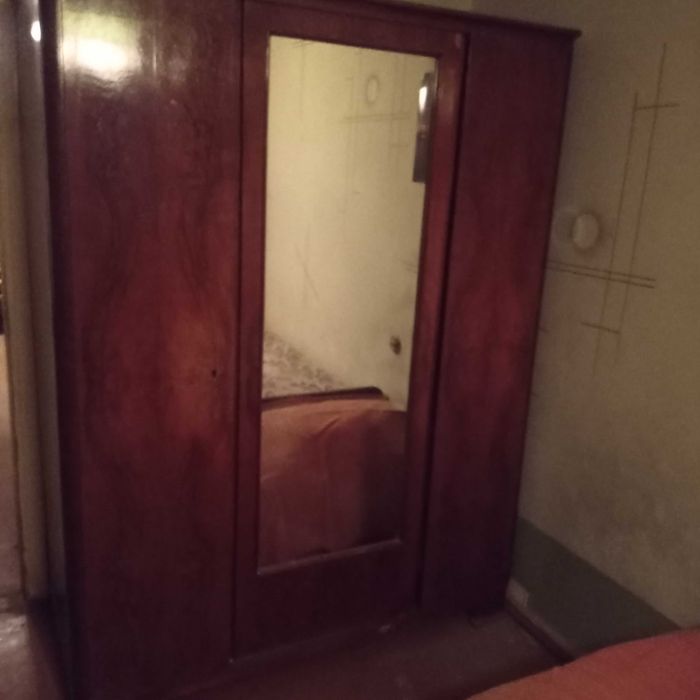 Шкаф трехстворчатый с зеркалом