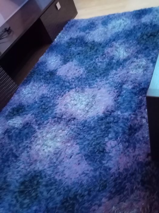 Covor de la Ikea, culoare mov cu lila.