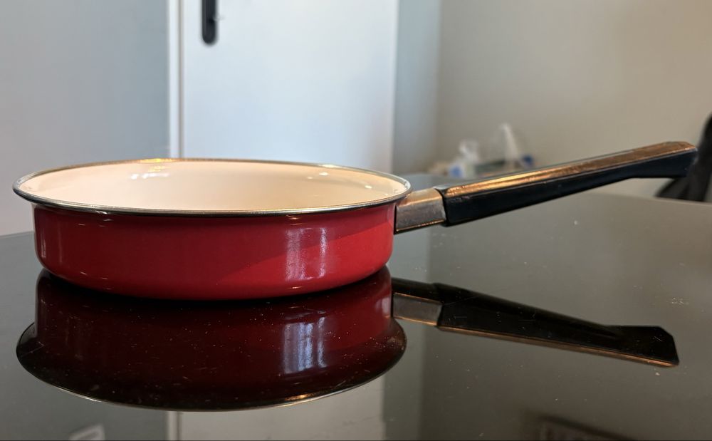 Соц едно времешен български емайлиран тиган