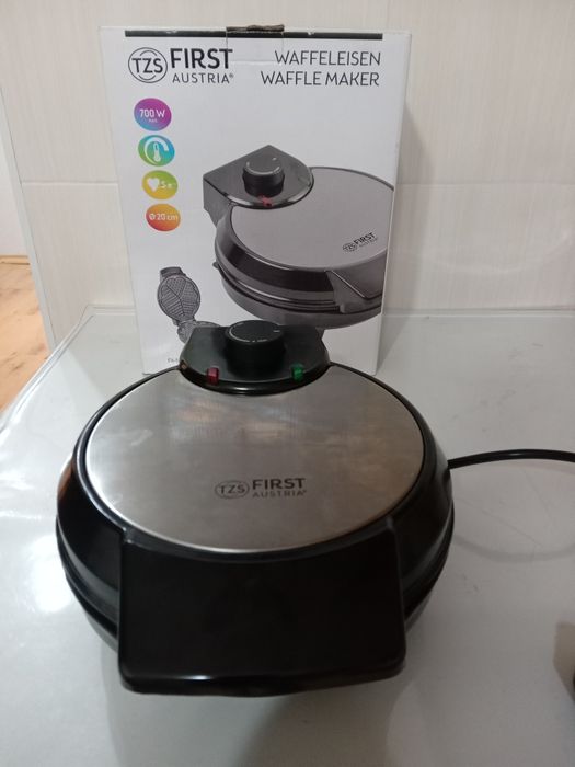 Продам электрическую вафельницу FIRST FA-5300-1
