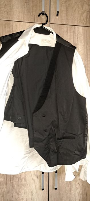 Черен мъжки костюм