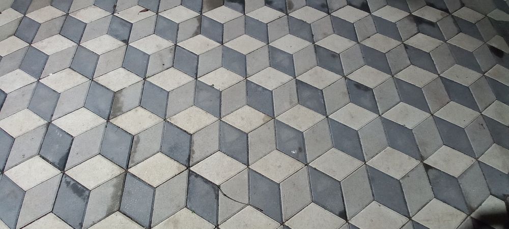 Dale pavaj alb, gri, negru