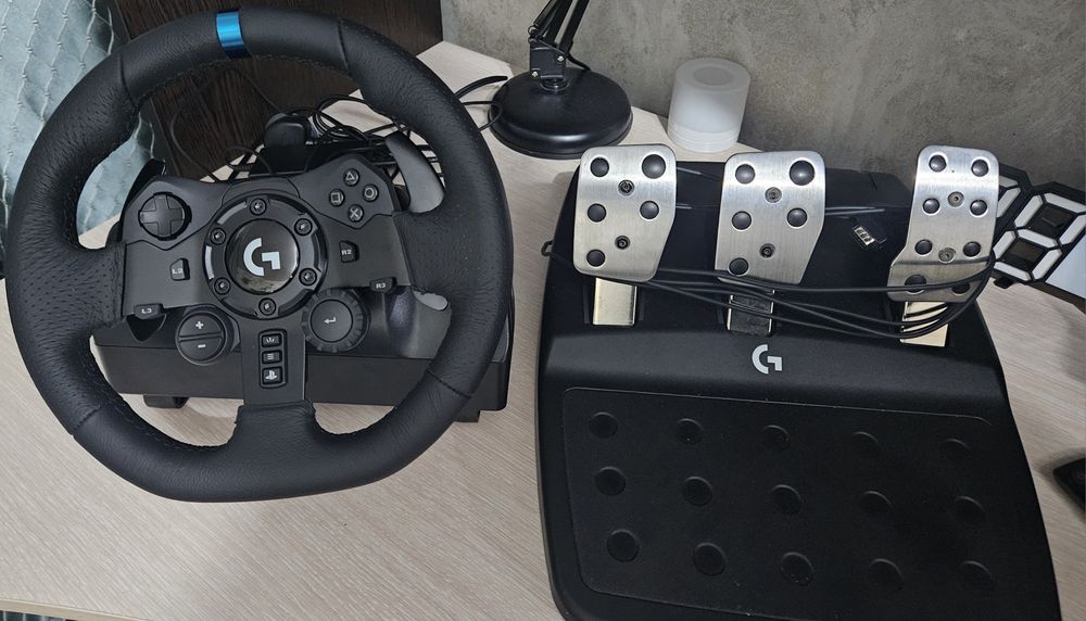 Продам игровой руль Logitech g923