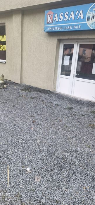 Inchiriez apartament la casa si(VAND) inchiriez spatiu comercia