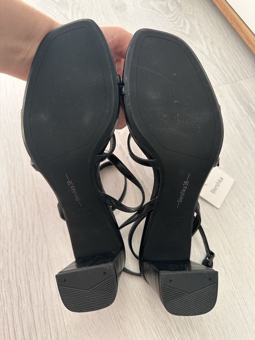 Обувки - Сандали на нисък ток черни Bershka