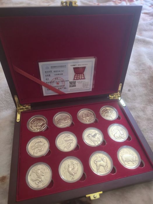 Сет 12 Монети китайски зодиак дървена кутия