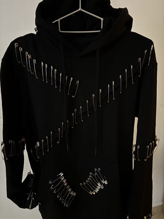 Hanorac personalizat cu detalii metalice si lanturi