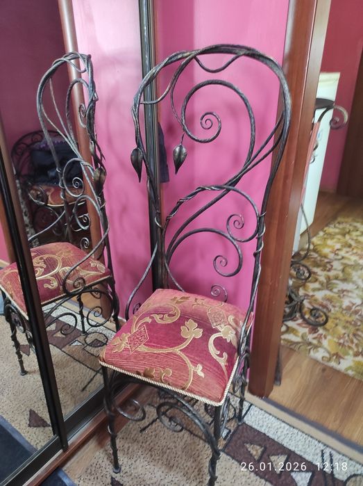 Стул кованный для прихожей