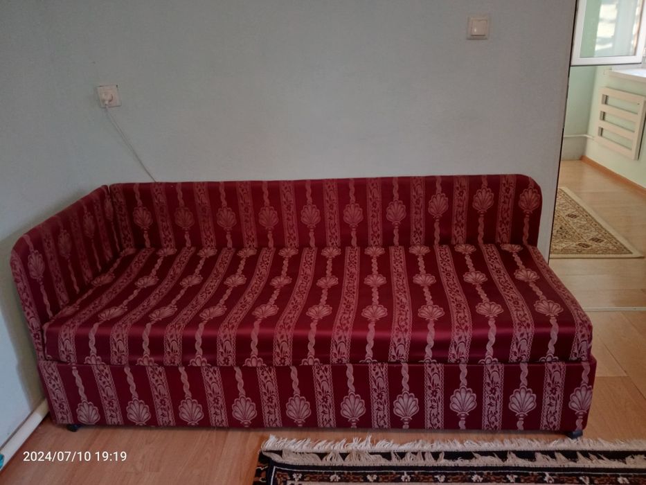 Кровать внизу комод