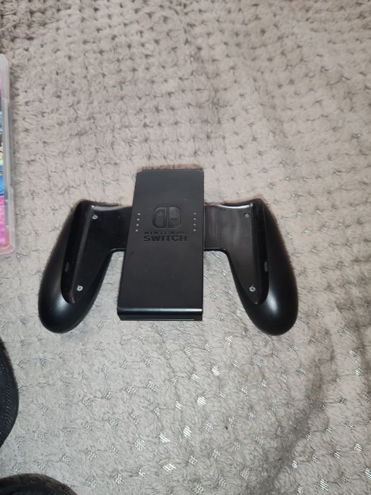 Nintendo switch cu gentuță si trei jocuri