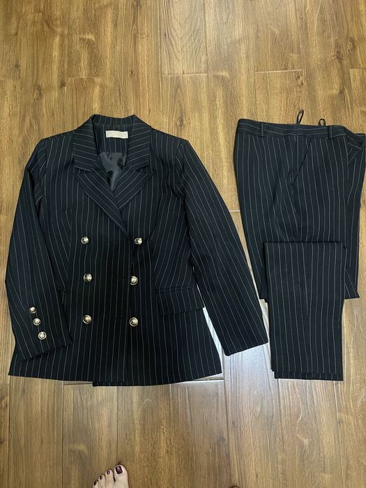 Женский костюмы продаю